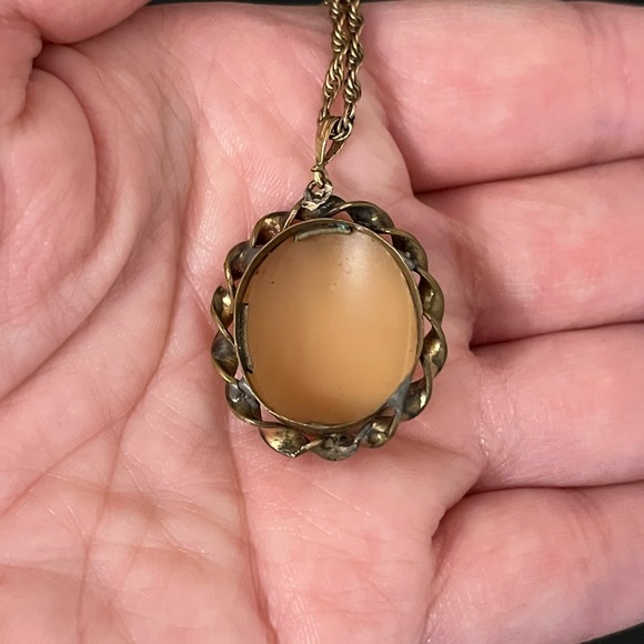 Rebecca at the Well Gold Filled Carved Shell Cameo - Picture 5 of 14